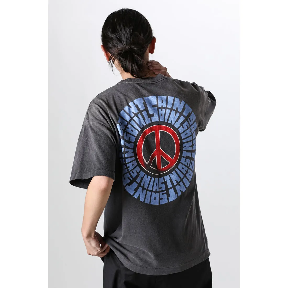 SAINT Mxxxxxx IDEOLOGICAL SS TEE/BLK Peace and anti-war crack pattern tee, washed black S-XL, look for the cylindrical fabric without side seams, the open width is almost meaningless Asut ready-made garments dyed, the whole piece is sprayed with horse-hair spray, and then sprayed again to fade, the collar and cuffs are frayed, many places are broken, oversized printing position, genuine level restoration, complete accessories, with little angel anti-counterfeiting label